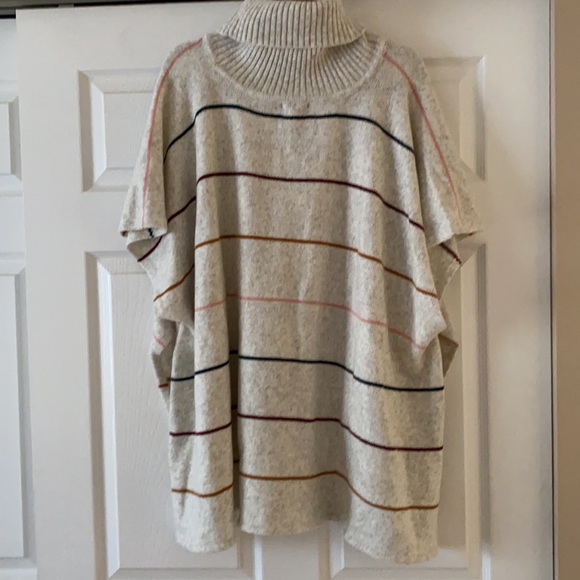 Loft Poncho - Picture 2 of 4